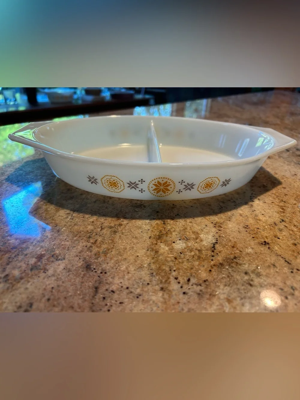Pyrex 1 1/2 quart Town & Country Divided Dish 8.5x12” 1963 pattern No chips